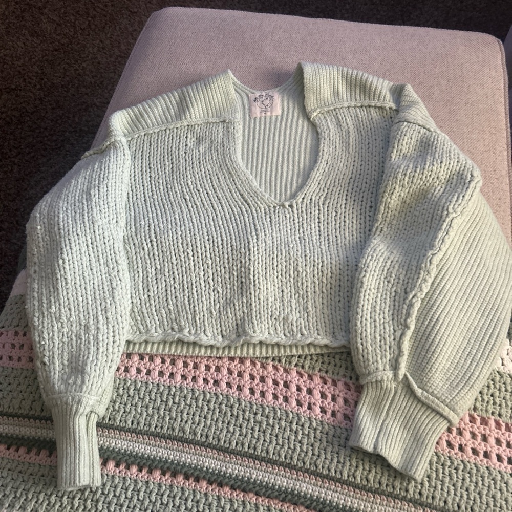 We The Free Light minty Green V-Neck Crop Sweater